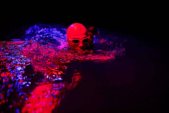 真正的三项全能运动运动员游泳黑暗晚上