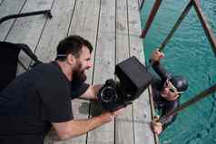 电视录像制作人采取行动拍摄三项全能运动游泳运动员