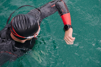 三项<strong>全能</strong>运动运动员游泳湖设置智能手表