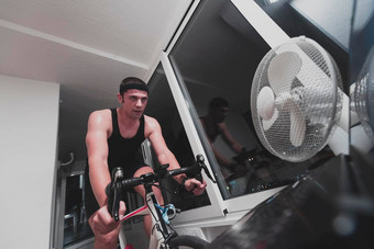 男人。骑自行车机教练锻炼首页晚上玩在线自行车赛车游戏