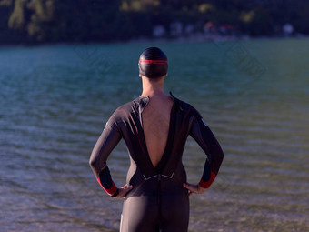 铁人三项选手游泳运动员肖像穿潜水服培训