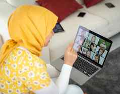 阿拉伯语女老师工作孩子们在线学校