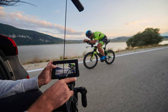 摄影师采取行动拍摄三项<strong>全能</strong>运动自行车运动员