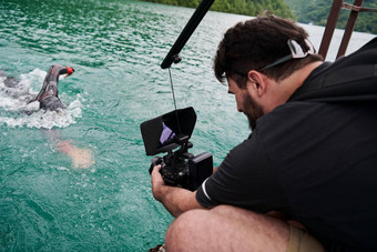 电视录像制作人采取行动拍摄三项<strong>全能</strong>运动游泳运动员