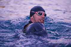 铁人三项选手游泳运动员打破硬培训