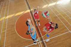 女孩玩排球室内游戏