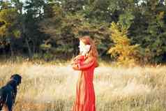 女人红色的衣服场自然夏天景观自由