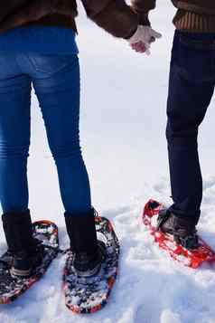 夫妇有趣的走雪鞋子