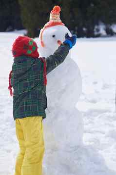 男孩使雪人