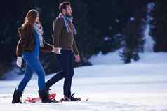夫妇有趣的走雪鞋子