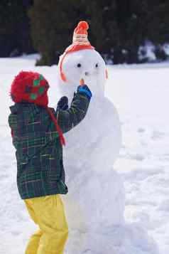 男孩使雪人