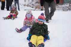 集团孩子们有趣的玩新鲜的雪
