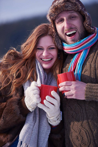 夫妇喝温暖的茶冬天