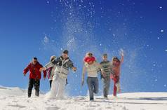 朋友有趣的冬天新鲜的雪