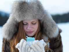 肖像女孩礼物冬天场景雪backgrond