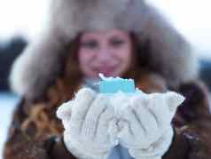 肖像女孩礼物冬天场景雪backgrond