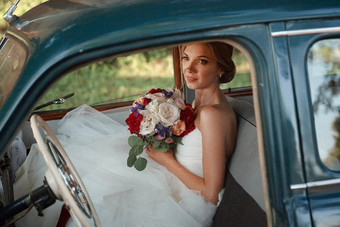 美丽的新娘婚礼花束坐着车