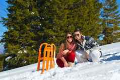 年轻的夫妇冬天雪场景