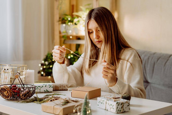 女人包装圣诞节生态自然礼物盒子首页准备礼物白色表格装饰元素灯项目圣诞节一年Diy包装概念
