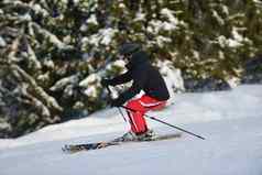 冬天人有趣的滑雪