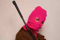女人粉红色的面具魅力军事摆姿势米色背景