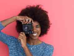 年轻的黑色的女孩采取照片复古的相机