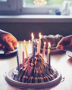 色彩斑斓的生日蛋糕手燃烧19蜡烛首页聚会，派对