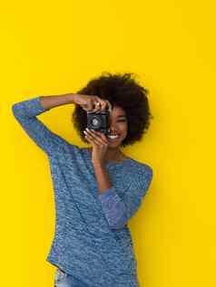 年轻的非洲美国女孩采取照片复古的相机