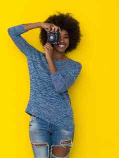 年轻的非洲美国女孩采取照片复古的相机