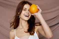 漂亮的女人橙子水果美时尚工作室