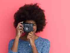 年轻的黑色的女孩采取照片复古的相机
