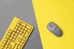 电脑键盘鼠标黄色的灰色的颜色