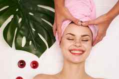 女人粉红色的毛巾头身体护理清洁皮肤健康