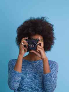 非洲美国女孩采取照片复古的相机