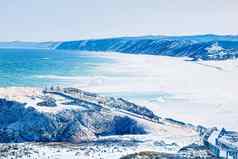 冬天仙境圣诞节幻想景观冻海海岸山覆盖雪假期背景