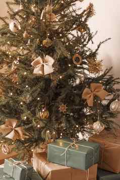 圣诞节假期交付可持续发展的礼物概念古董礼物盒子包装环保包装回收纸装饰圣诞节树