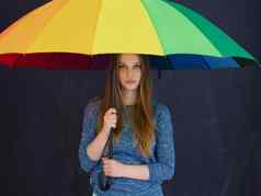 英俊的女人色彩斑斓的伞