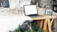 打开移动PC空白屏幕床上舒适的卧室装饰圣诞节假期圣诞节树