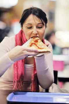 女人吃披萨食物餐厅
