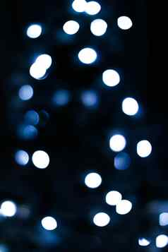 圣诞节时间假期情绪概念模糊蓝色的圣诞节树灯散景背景