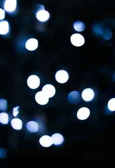 圣诞节时间假期情绪概念模糊蓝色的圣诞节树灯散景背景