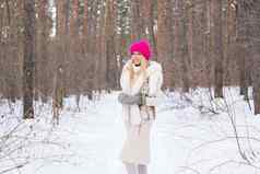 时尚人概念可爱的年轻的女人温暖的夹克冬天公园