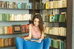 人教育知识概念女人阅读书图书馆