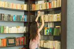 人教育图书馆概念漂亮的学生放置书架子上图书馆