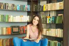 人教育大学概念年轻的学生女人书图书馆