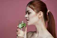 漂亮的女人黄瓜喝维生素健康美