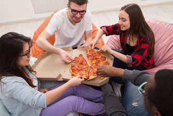 学生分享披萨首页聚会，派对