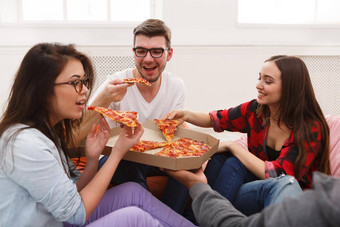 学生分享披萨首页聚会，派对