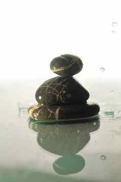 孤立的湿Zen石头溅水滴