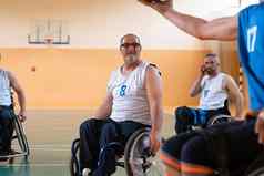 残疾战争退伍军人轮椅专业设备玩篮球匹配大厅概念体育残疾的人